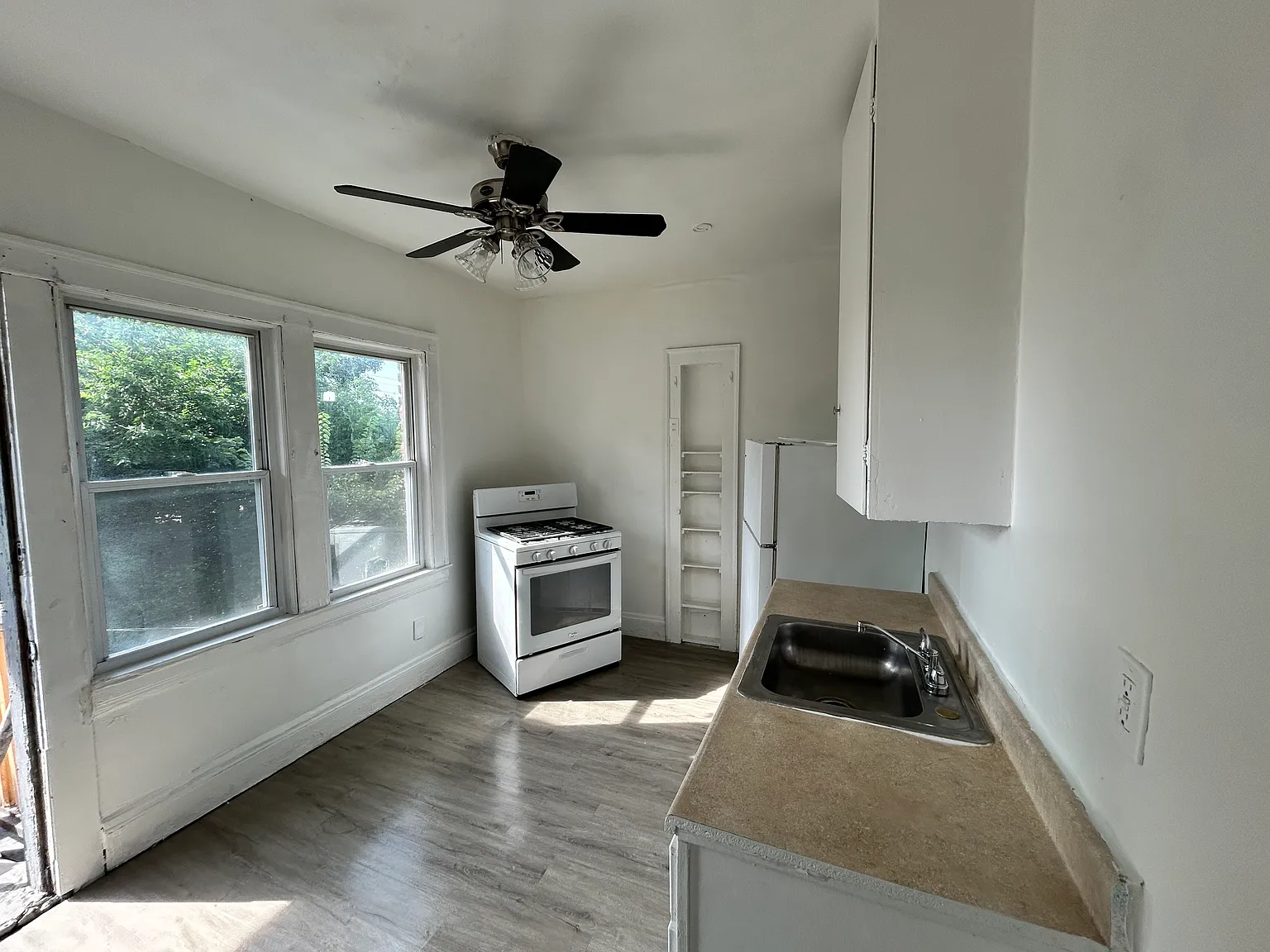 3 bed, $925 — Photo 2