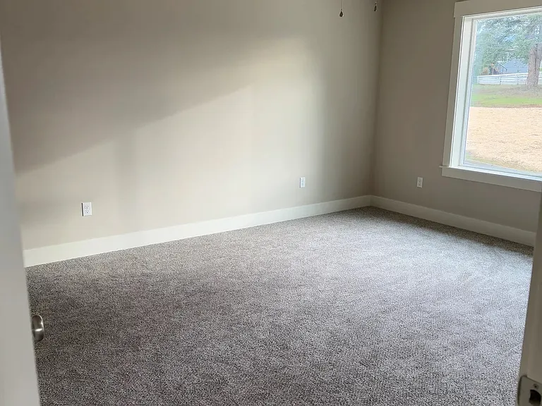 710 NW George Ct — Photo 6
