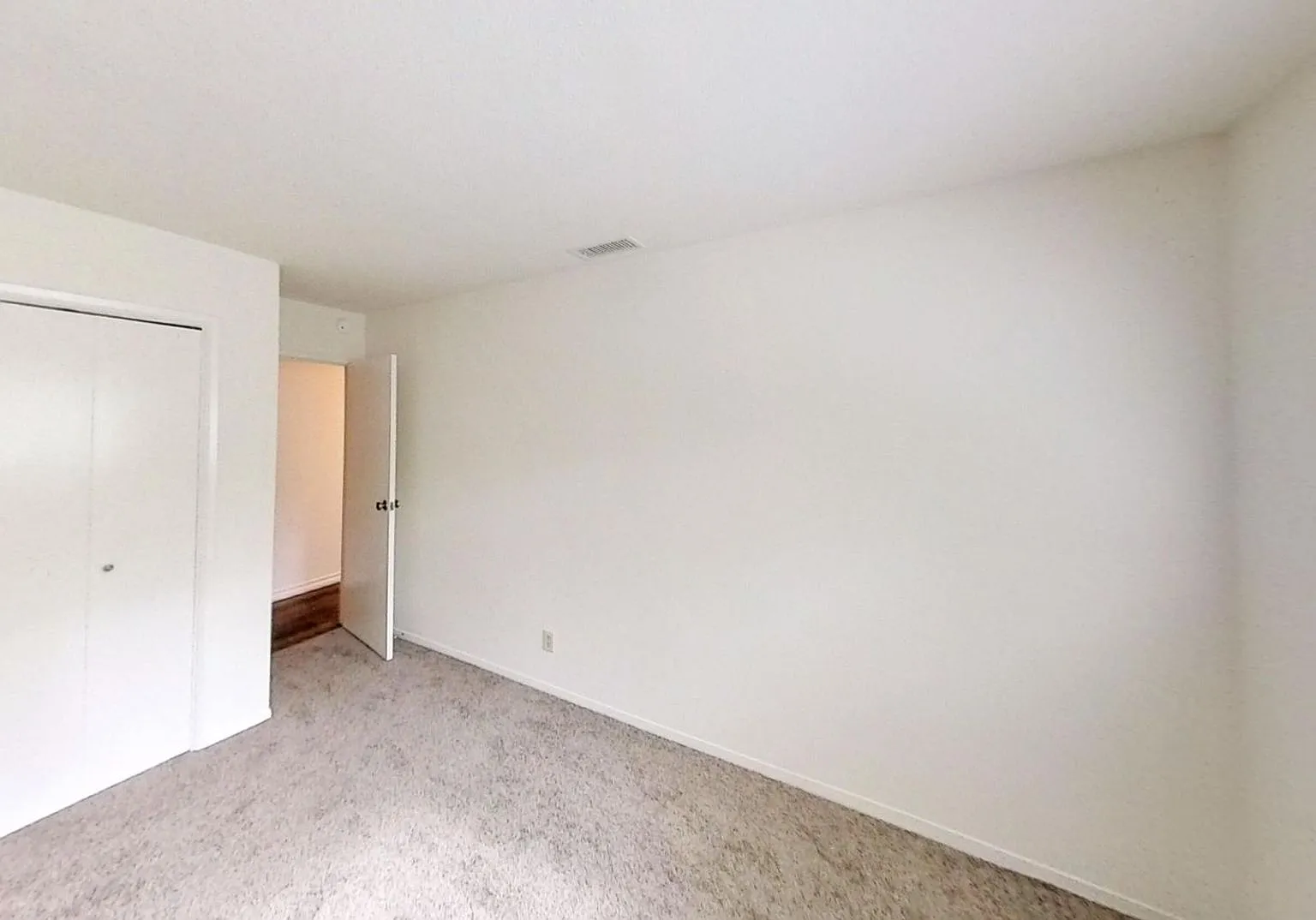 Beautifully updated, Thousand Oaks 4 + 2 single story home — Photo 3