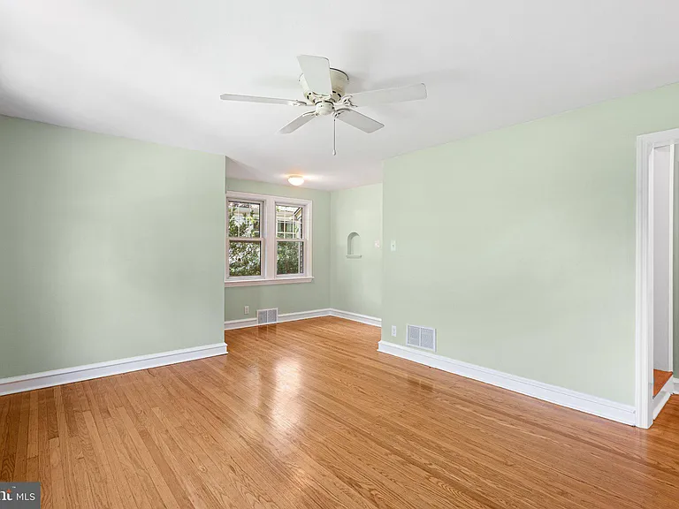 112 Cambridge Ave — Photo 2