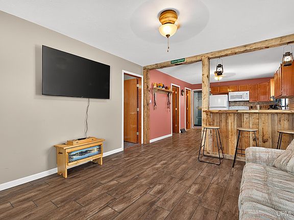 5th image of 208 W Victory Way
