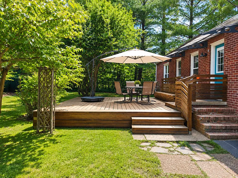 Spacious fenced in backyard with deck, patio table/chairs/umbrella