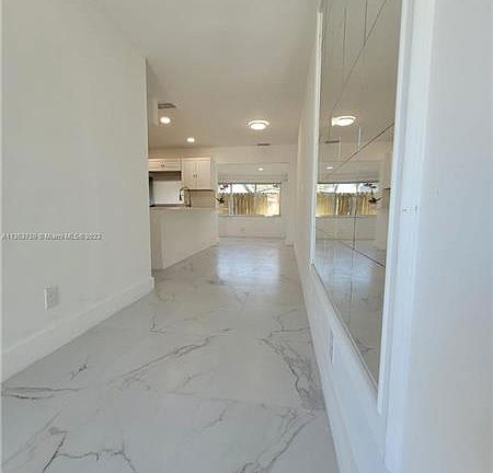 4th image of 900 SW 31st St #900