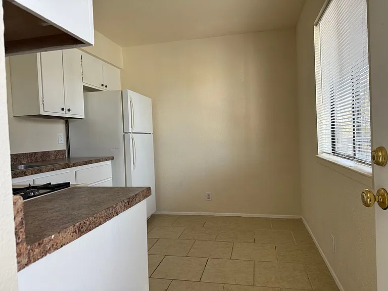 Spacious 2 Bedroom Apartment Near La Mesa Elementary — Photo 3