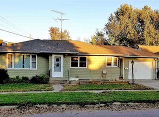 1208 Maple St, Hull, IA 51239