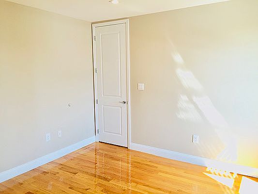 4th image of 121 Jefferson Ave #28