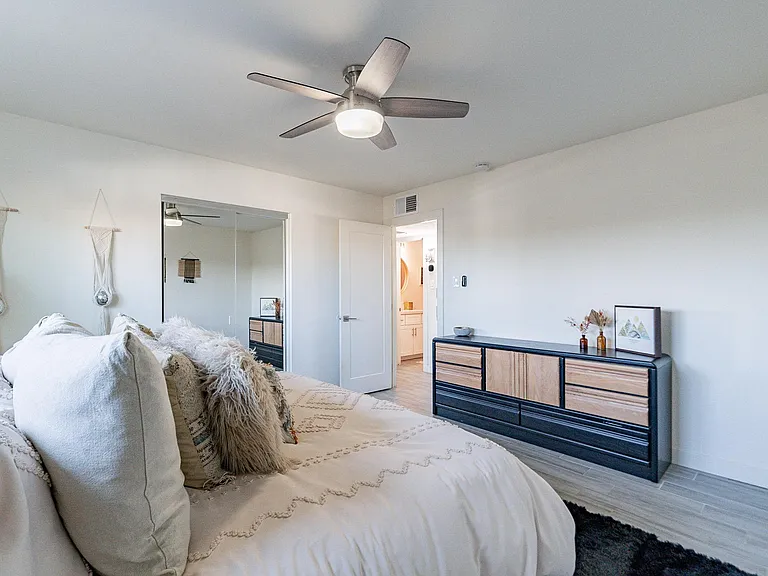 4724 E Polk St — Photo 13