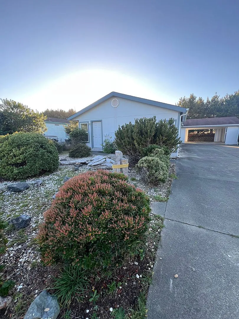 2976 Spinnaker Dr photo 1