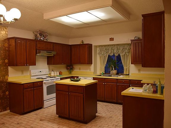 3rd image of 114 Karen Ct