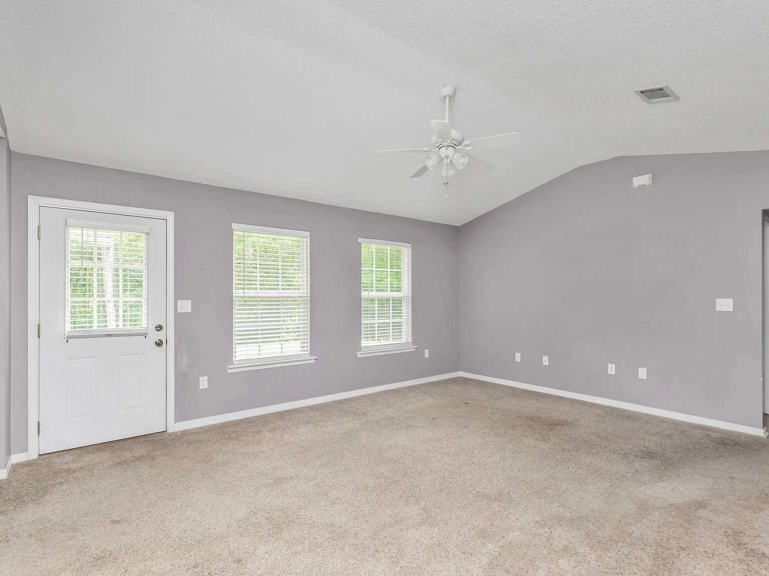 3 bed, 1054 sqft, $1,700 — Photo 4