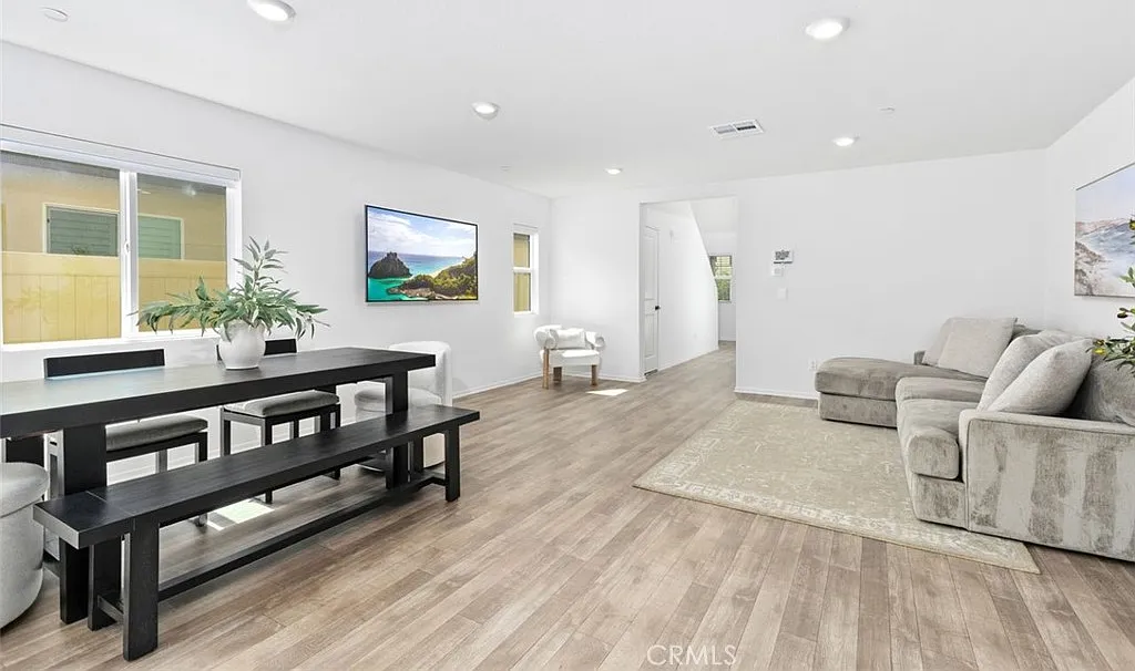 5 bed, 2400 sqft, $3,475 — Photo 4