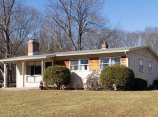 8 Crum Elbow Dr, Hyde Park, NY 12538