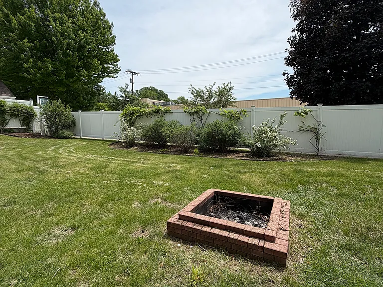 516 Washington St S — Photo 32