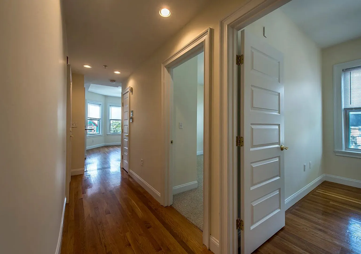 Two Months Rent-Free, No Brokers Fee, Eat-in Kitchen, Laundry on a Site, Parking for Rent — Photo 3