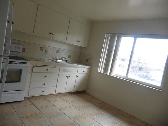 3rd image of 141 Towne Ter