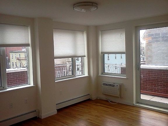 4th image of 2552 Crescent St