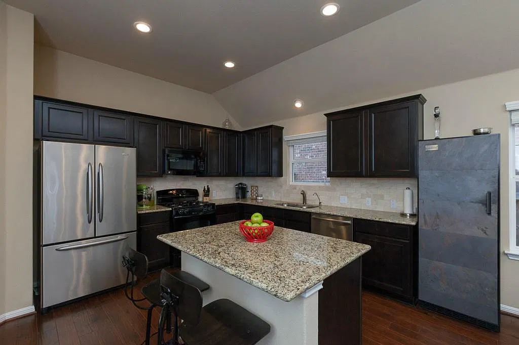 3 bed, 2.0 bath, 1711 sqft, $2,150 — Photo 2