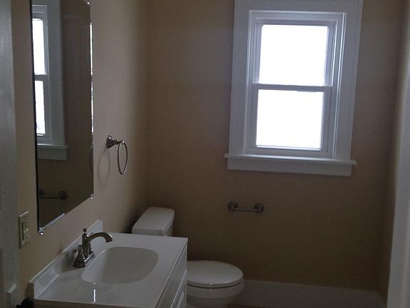 4th image of 816 W 7th St