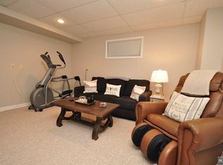 8 Stepping Rdg, Fairfield, NJ 07004