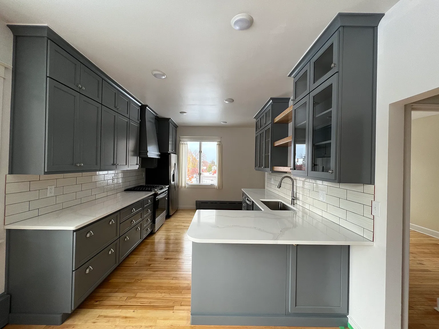 2 bed, 1000 sqft, $2,400 — Photo 3