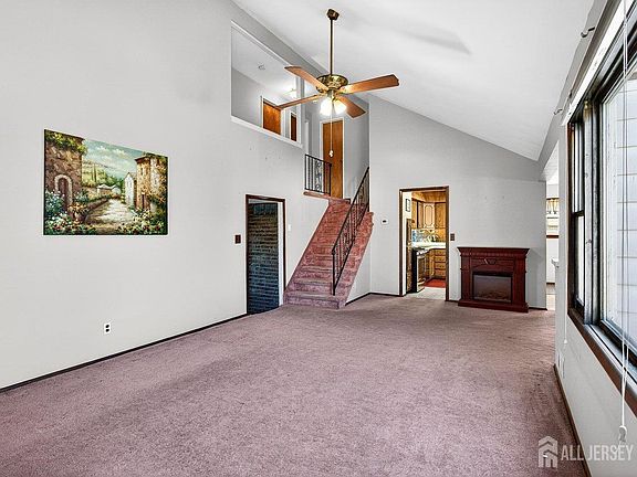 5th image of 140 Camelot Dr