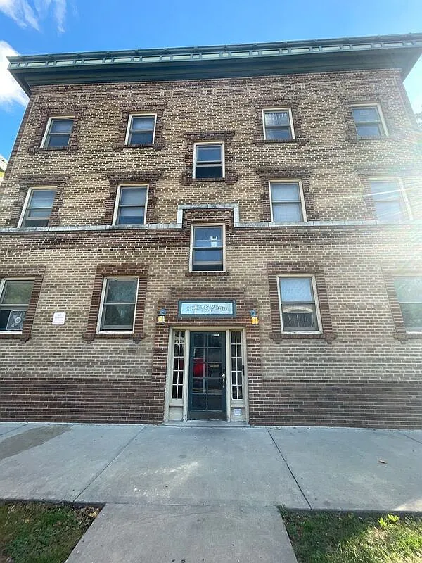 Studio, 1.0 bath, 365 sqft, $695 — Photo 2