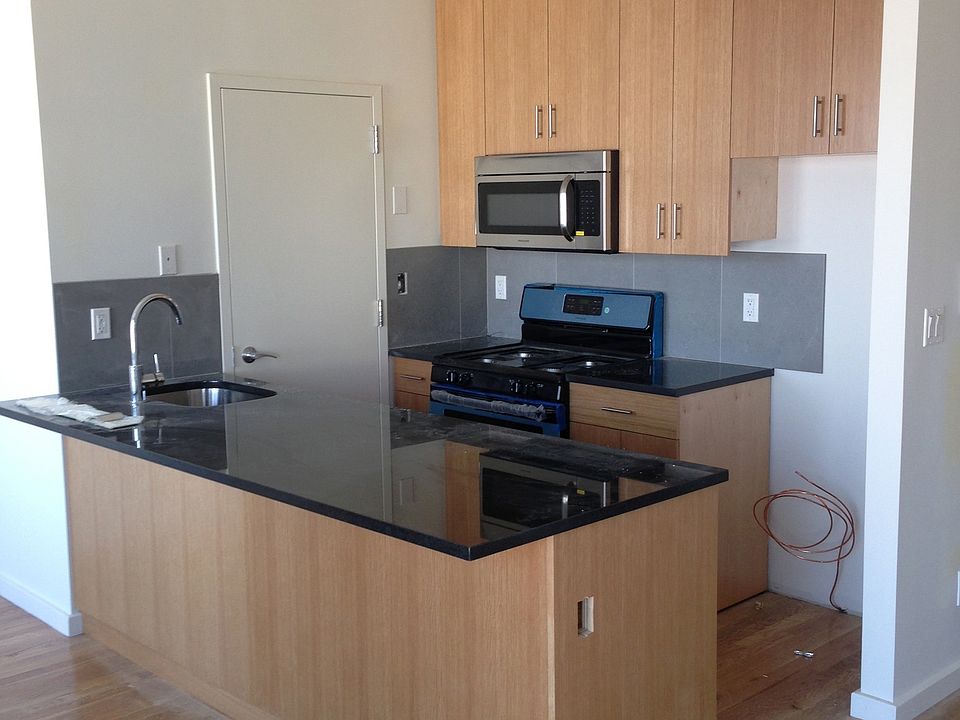 2nd image of 934 Lorimer St #2