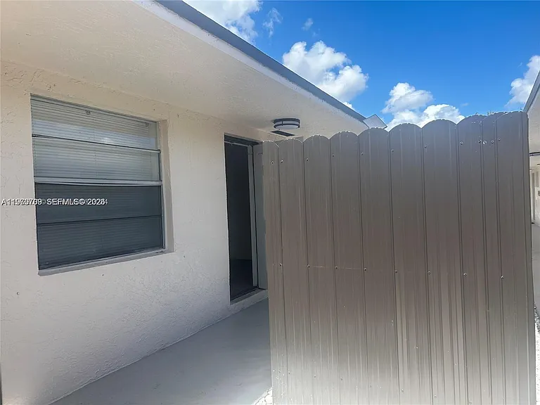 916 SW 10th St #1-3 — Photo 13