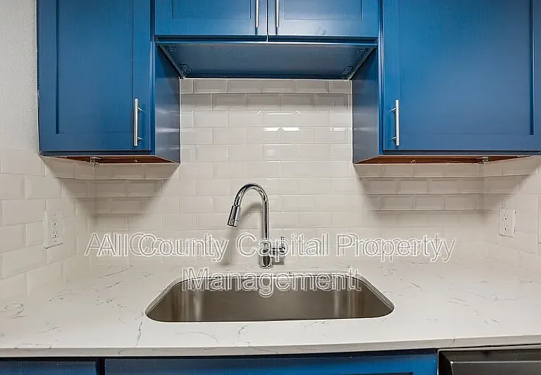 404 W 35th St #205 — Photo 7