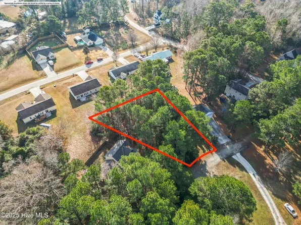 304 Lakeview Court, Sneads Ferry, NC 28460