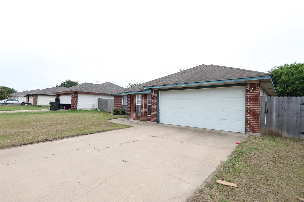 Building Photo - 3412 Crescent Dr