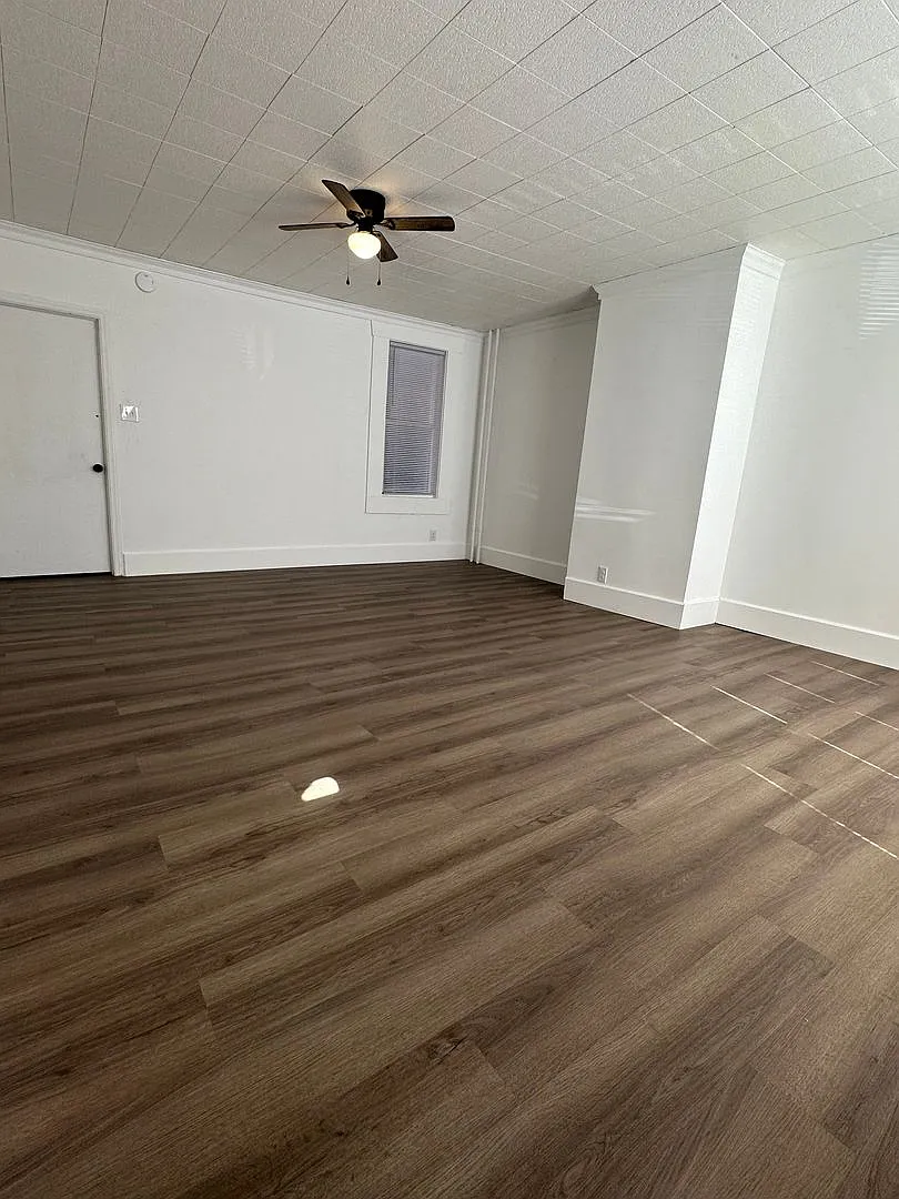 565 West Market Street — Photo 2