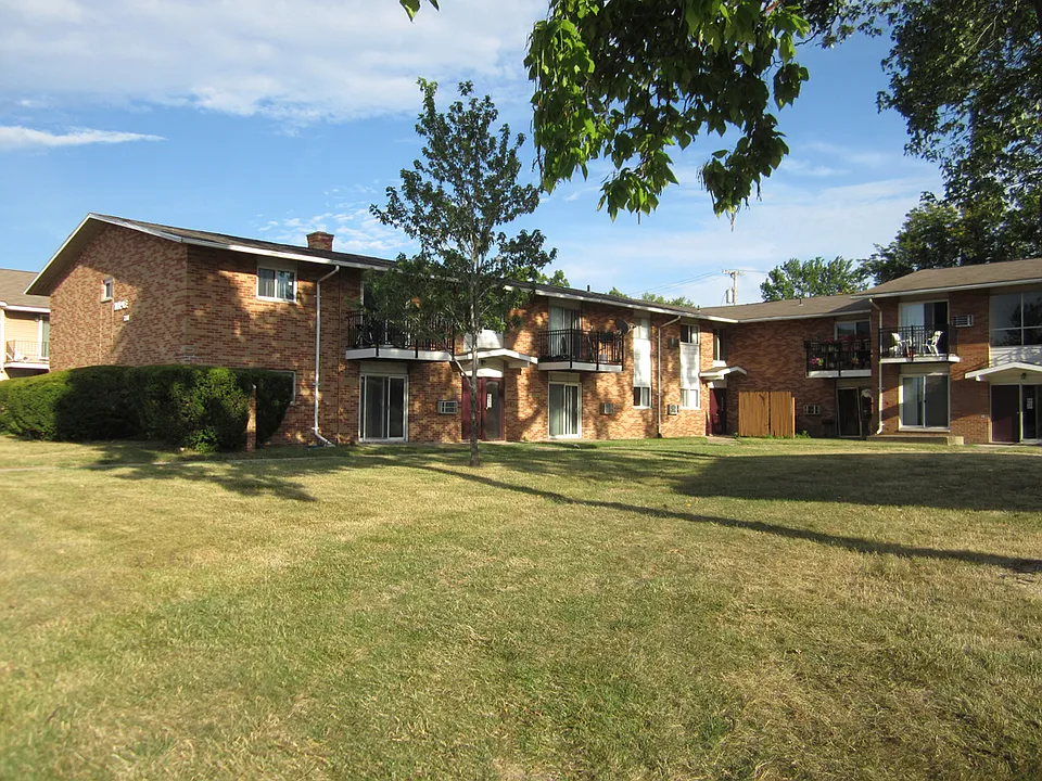 131 W Maple Rd #101
