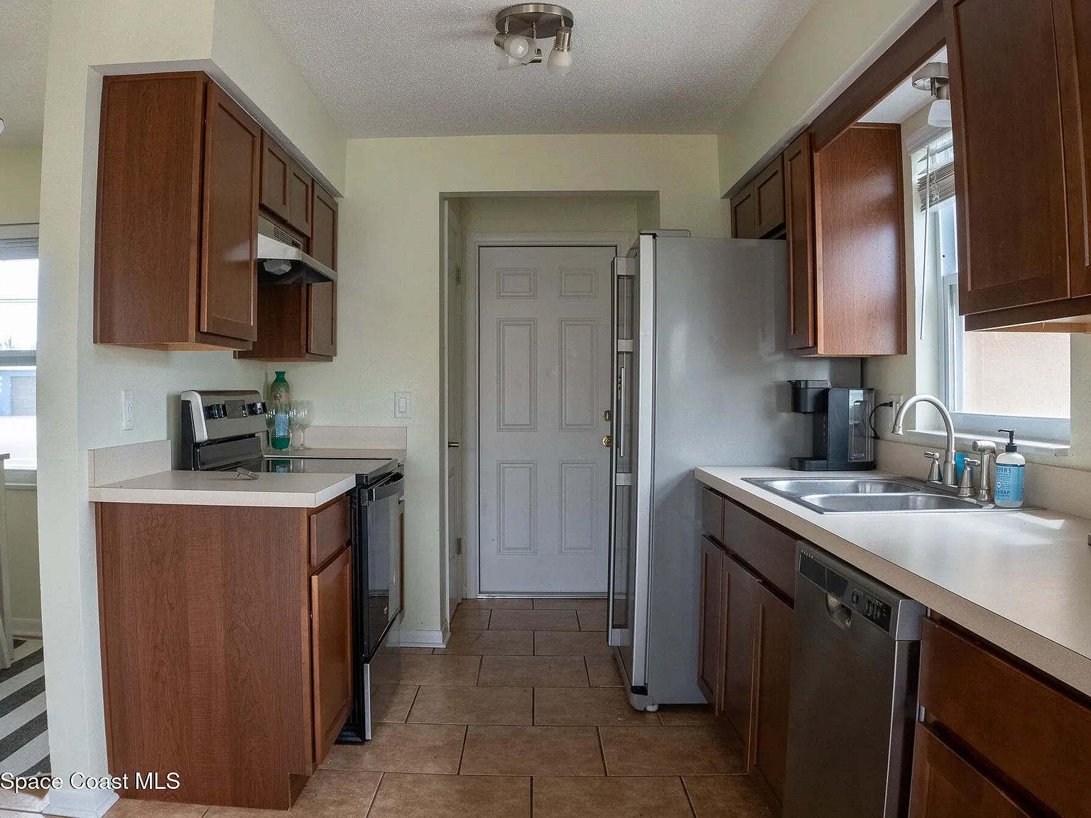 3 bed, 2.0 bath, 1225 sqft, $2,300 — Photo 4