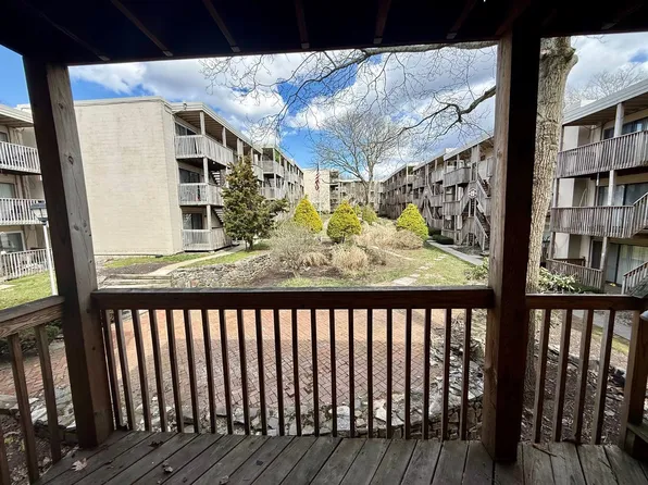 Courtview Square Apartments, 309 Crystal Ave #15C, New London, CT 06320