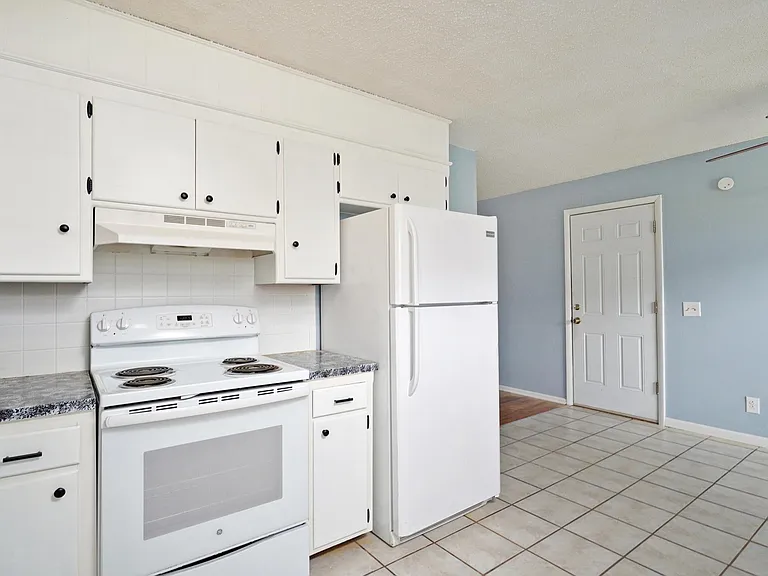 1010 W Lakewood St — Photo 6
