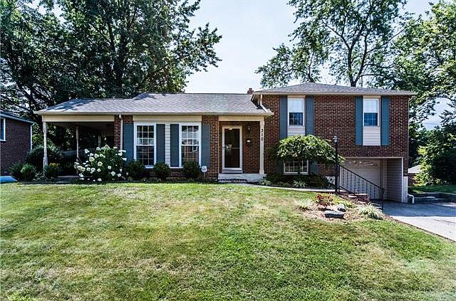 3 BR, 2.5 BA brick split: renov kitch & new roof!