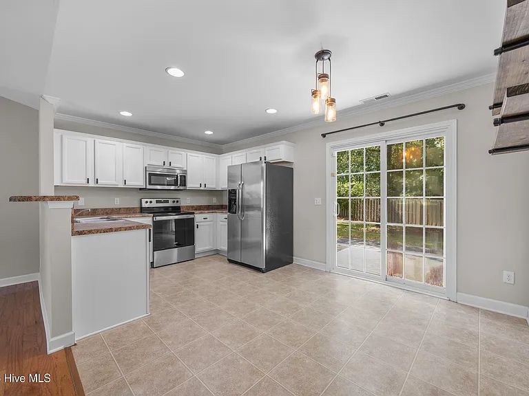 421 Ridgeway Dr — Photo 7