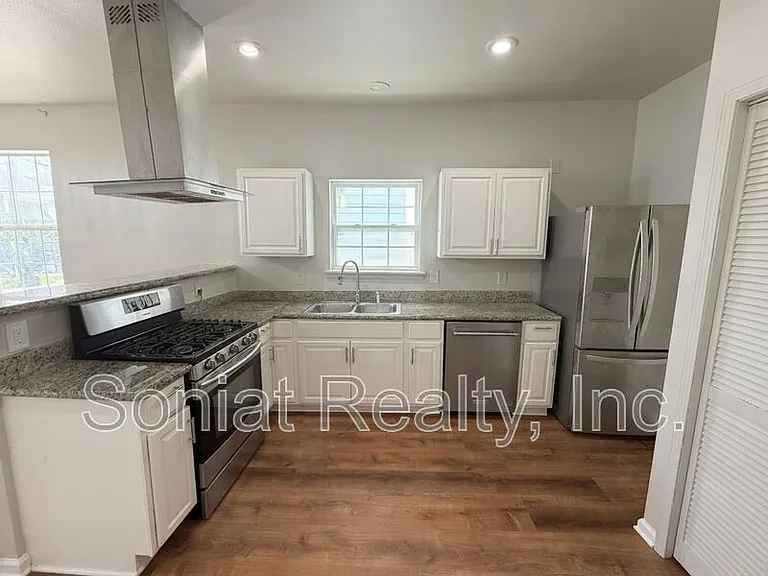 1461 N Robertson St — Photo 6