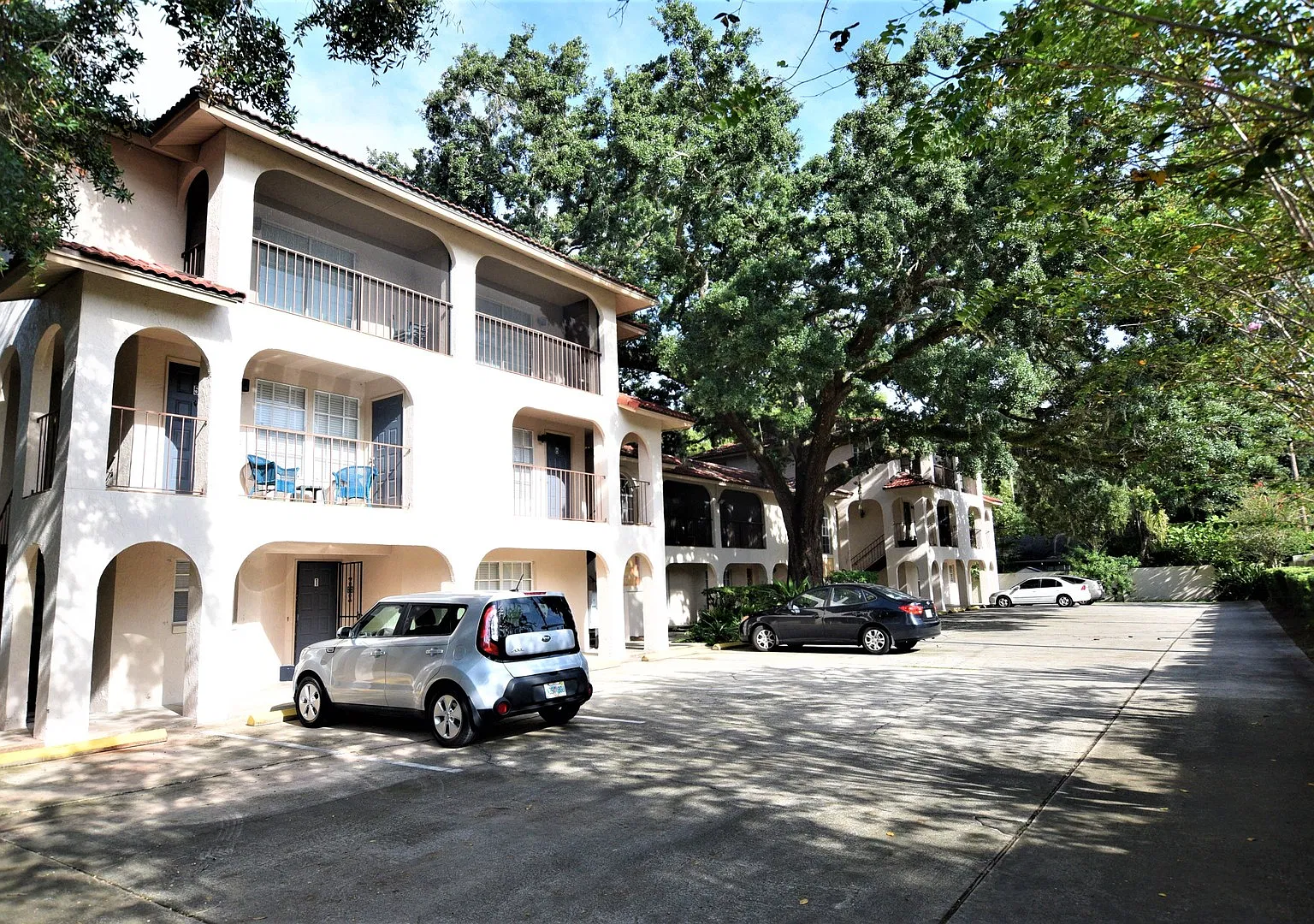 611 E. Amelia Street — Photo 3