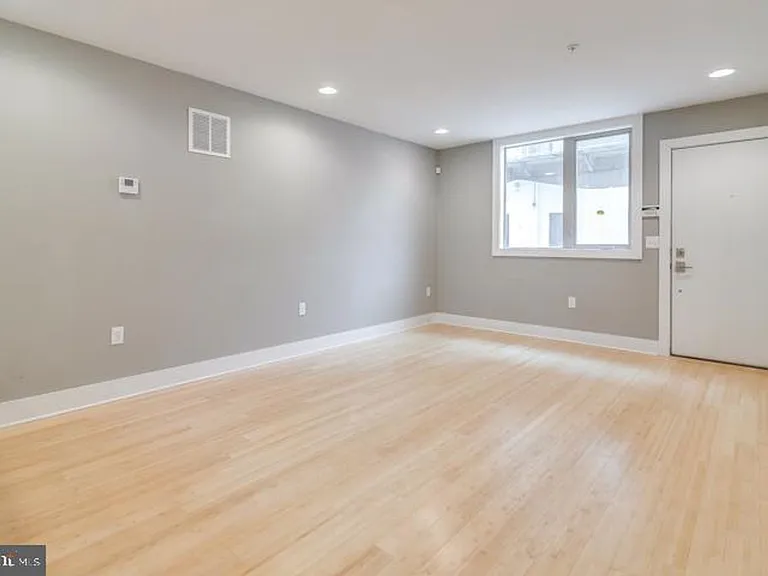 133 E Allen St — Photo 12