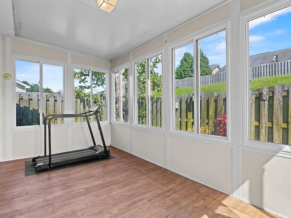 1st image of 121 Tennis View Ct