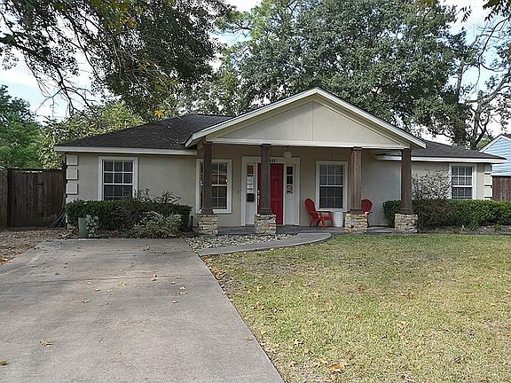 Large size front yard with mature tree for afternoon shade