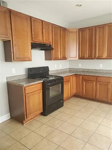 3 bed, 1.0 bath, 1300 sqft, $1,600 — Photo 4