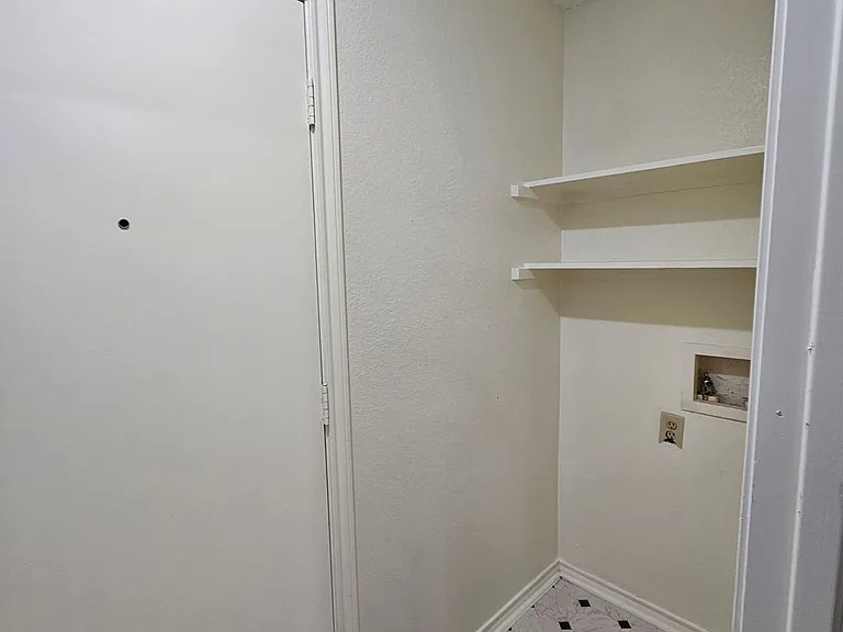 1402 Sheppard Ln — Photo 15