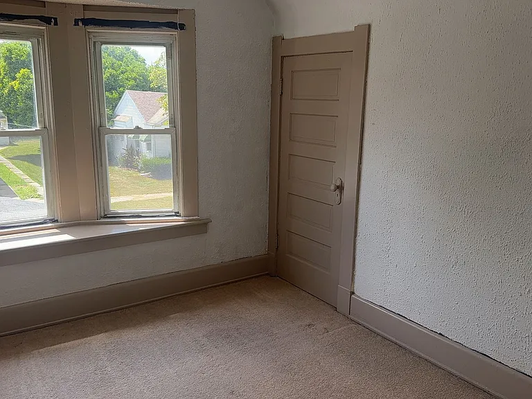 247 E Pearl St — Photo 6