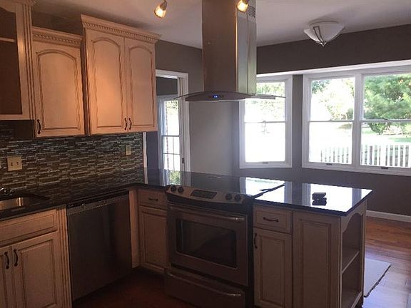 4th image of 324 Heritageoak Ct