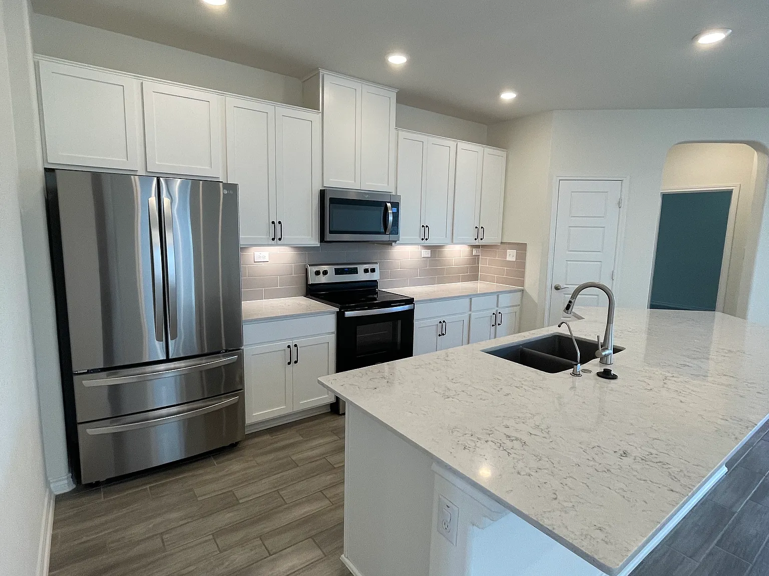 3 bed, 1888 sqft, $2,550 — Photo 3
