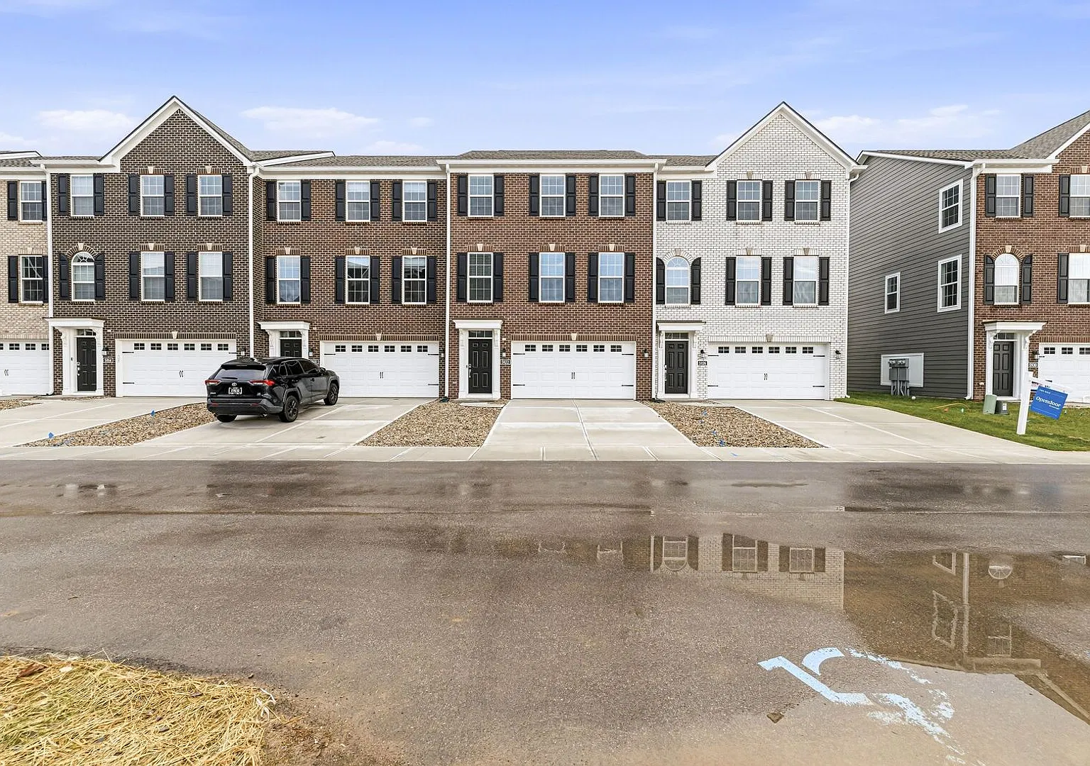 Maintenace free Living at this 3 Level 3 BR in Plainfied! — Photo 1