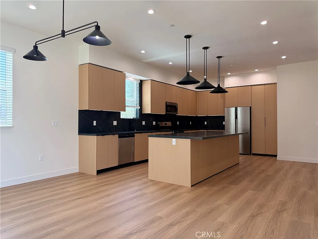 4 bed, 2190 sqft, $9,900 — Photo 4